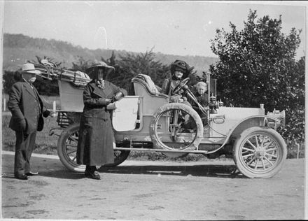 Arthur Harding and family with car