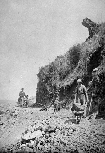 Clearing a slip on Scotts Road, Linton