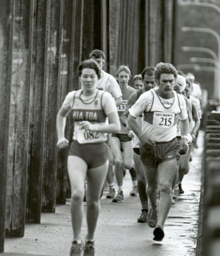 2022N_2017-20_039926 - Manawatu Lion Brown half-marathon 1984