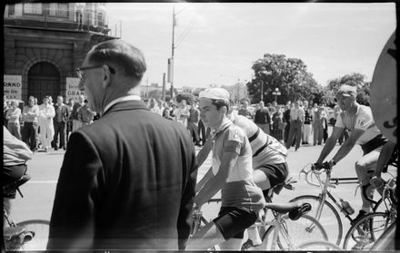 "Dulux Cyclists" Gathering For the Last Stage of the Race to Wellington