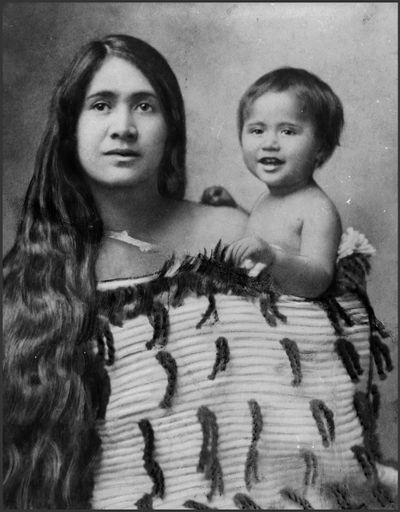 Mrs Anereta Poananga and her Eldest Daughter