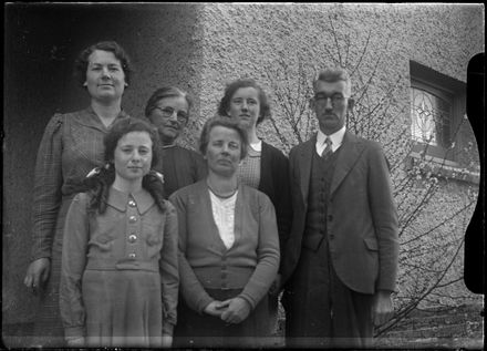 Family of Francis (Frank) Leslie Berry - Resource cover image