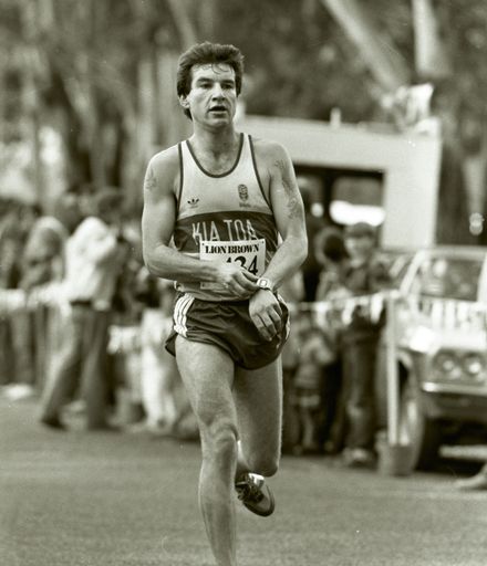 2022N_2017-20_039934 - Manawatu Lion Brown half-marathon 1984