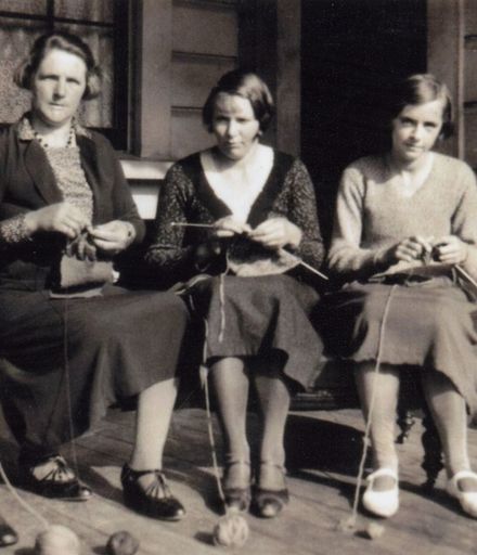 Sarah Parker and daughters knitting