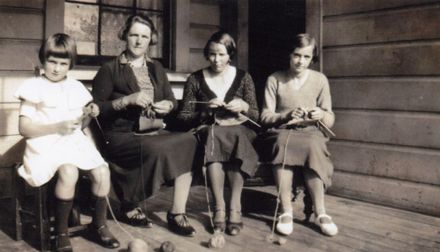 Sarah Parker and daughters knitting