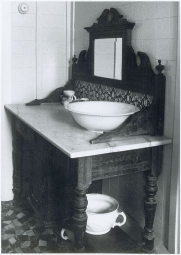 104 Napier Road, Bathroom Cabinet