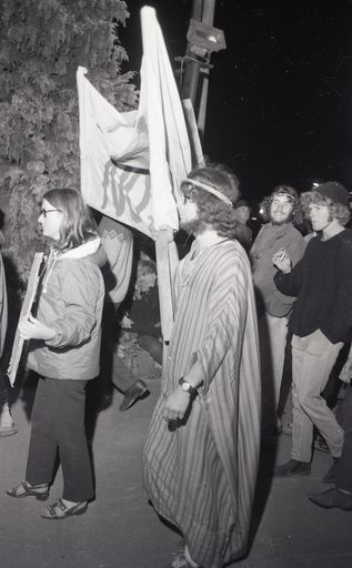 "2000 in Peaceful March Against War" "2000 in Peaceful March Against War"