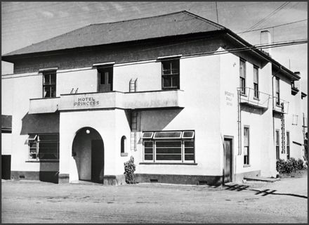 Hotel Princess, Main Street