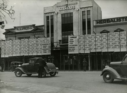 People waiting for election results