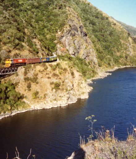 Train in the Manawatū Gorge