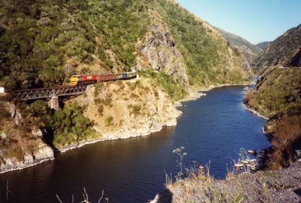 Train in the Manawatū Gorge