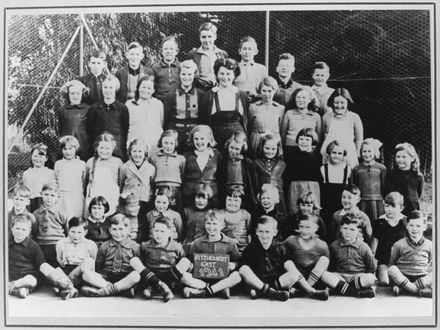 Fitzherbert East School - group photograph of pupils