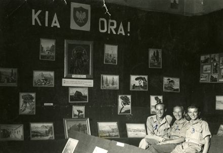Polish soldiers with exhibition of gifts for New Zealand
