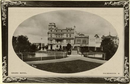 Lakelet and Grand Hotel, The Square