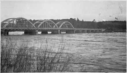 Construction of the second Fitzherbert Bridge