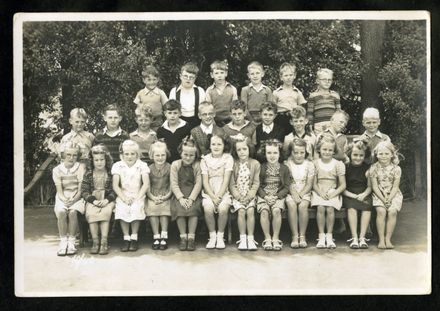 Tony Evans Collection: West End School Std 1 class