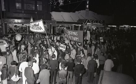 "2000 in Peaceful March Against War"