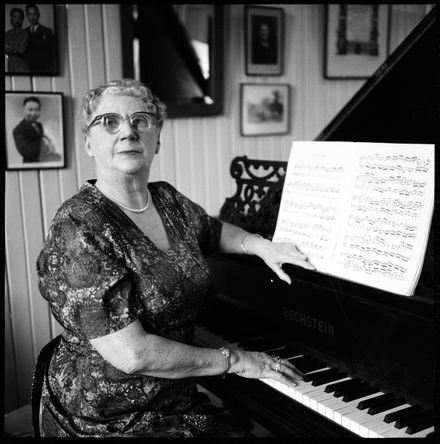 "Miss E.M. Rawlins" President of the Manawatu Society of Professional Musicians - Resource cover image