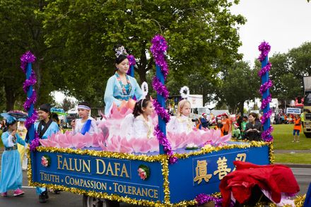 Falun Dafa float at the Christmas Parade 2016