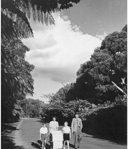 Evans Family Collection: Evans family walking in Victoria Esplanade