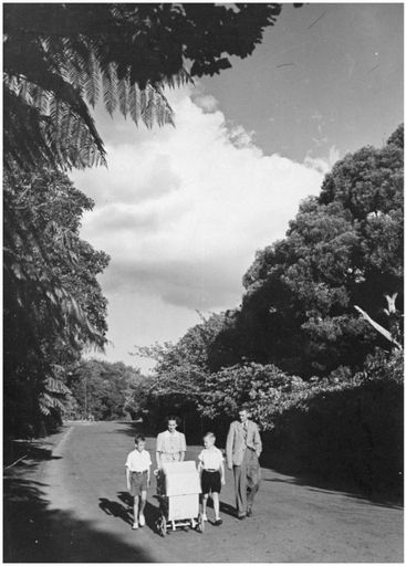 Evans Family Collection: Evans family walking in Victoria Esplanade