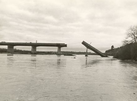 Collapsed Bulls Bridge over the Rangitikei River
