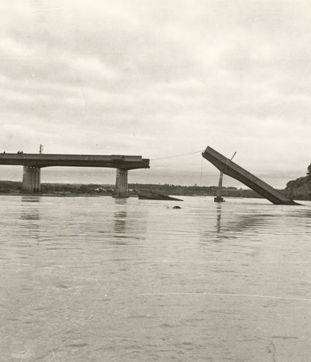 Collapsed Bulls Bridge over the Rangitikei River