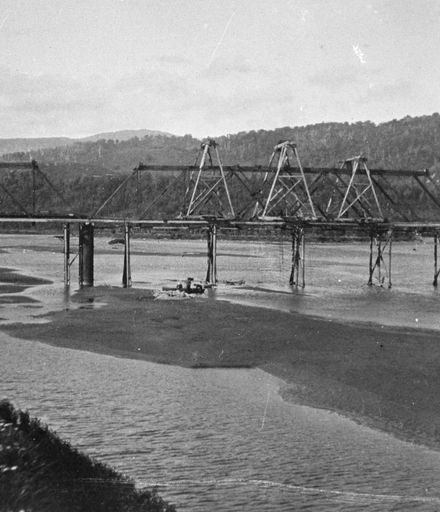 Ashhurst Bridge construction