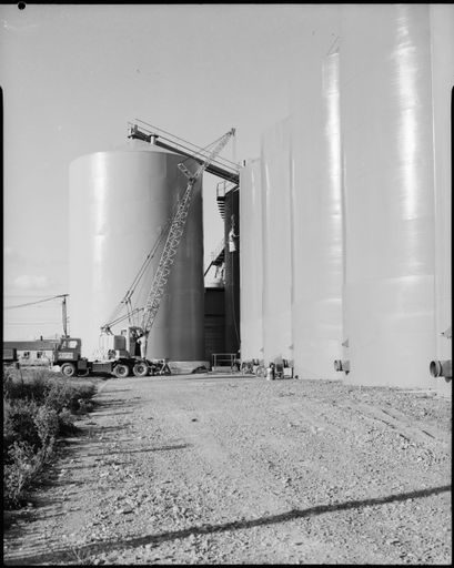 Silos and crane
