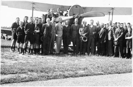 Middle Districts Aero Club  - Group around aeroplane - Resource cover image