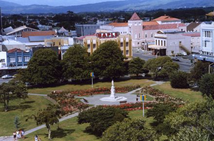 Te Peeti Te Awe Awe Statue in The Square - Resource cover image