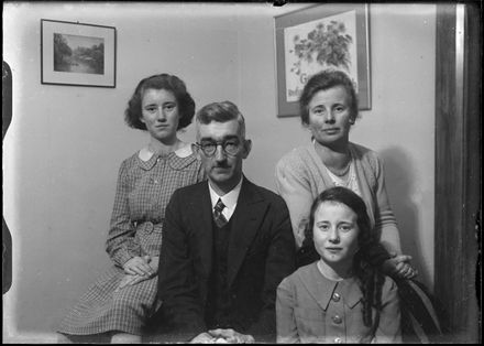 Family of Francis (Frank) Leslie Berry - Resource cover image