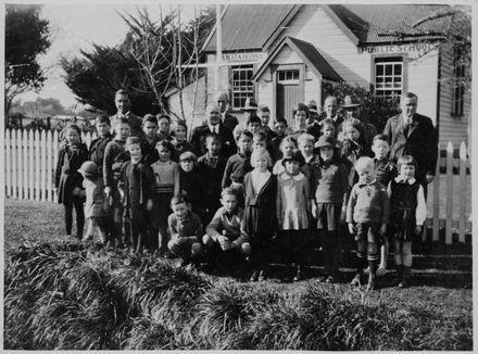 Staff and pupils of Takitahuna Public School - Resource cover image