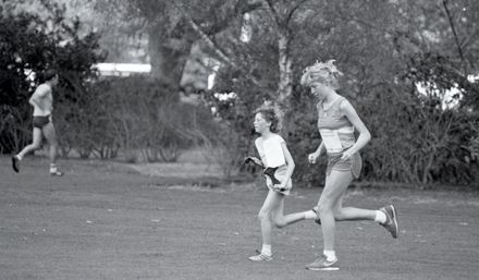 2022N_2017-20_040102 - Manawatu Evening Standard Fun Run 1984