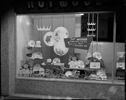 Hopwood's - Crown Lynn window display - Resource cover image
