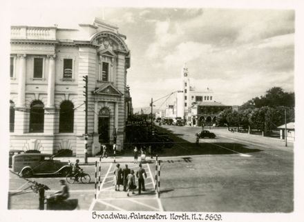 Broadway Avenue from The Square