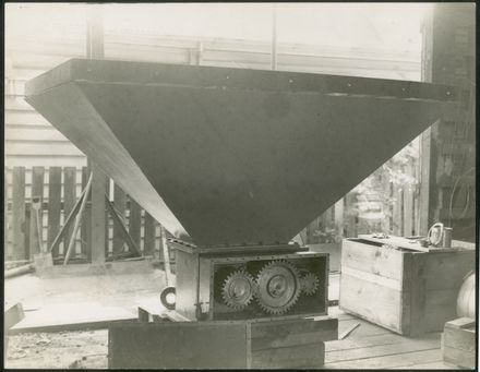 Unknown Equipment - possibly grain feeder - Resource cover image