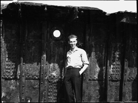 People at the "Hydrabad" shipwreck, Waiterere Beach