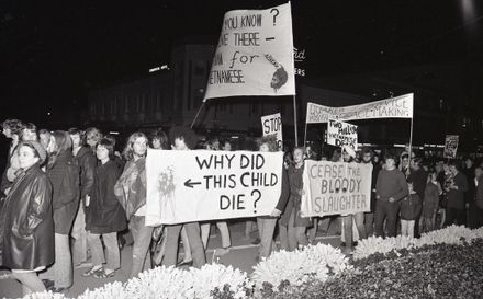 "2000 in Peaceful March Against War" - Resource cover image