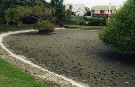 Hokowhitu Lagoon in drought