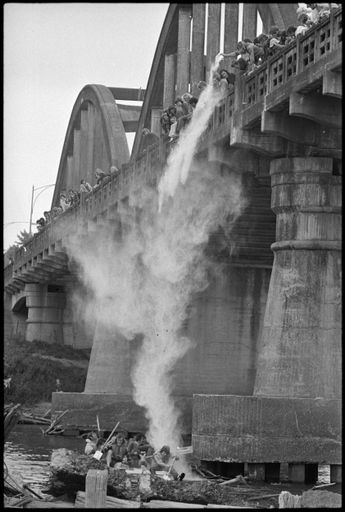 Jaycees' Raft Race: To the Victors, Heaps of Flour