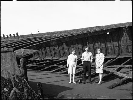 Page 2: People at the "Hydrabad" shipwreck, Waiterere Beach