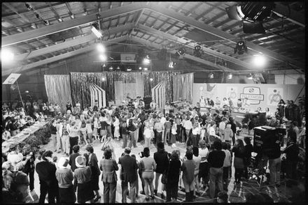 [Wide Shot of the Telethon 1981 main set]