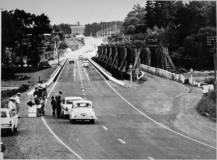Old and new Ashhurst bridges