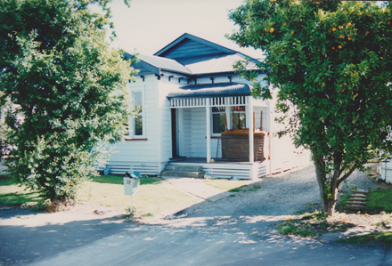 Student Flat - 1989 - 32 Morris Street - Resource cover image