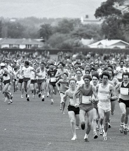 2022N_2017-20_040081 - Manawatu Evening Standard Fun Run 1984