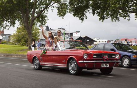 Miss Manawatu and Miss Teen Manawatu at the Christmas Parade 2016