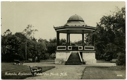 Band rotunda at Victoria Esplanade 1