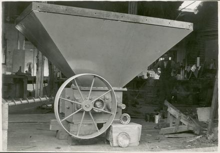 Unknown Equipment - possibly grain feeder - Resource cover image
