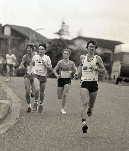 2022N_2017-20_040060 - Manawatu Evening Standard Fun Run 1984